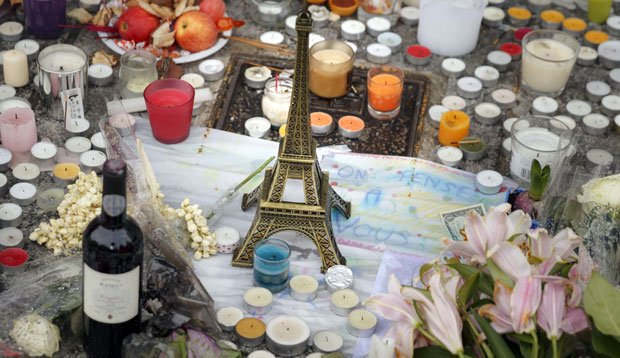 Ајфелова кула ноћас у мраку за жртве напада у Русији